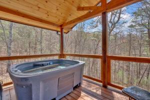 Modern and Cozy 5BR Family Cabin with Private Pool, Hot Tub, Pool Table, Fire Pit & Cozy Mountain Vibes