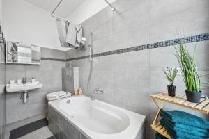 Wupper Home I, Top Lage Ideal für Geschäftsleute, Monteure, Familien, 3 Zimmer, Smart-TV
