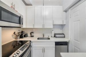 Spacious 1 bedroom apartment next to the beach!