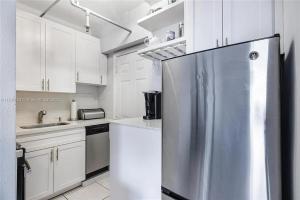 Spacious 1 bedroom apartment next to the beach!