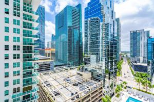 Stylish 2BR With Skyline Views, Free Parking, Sleeps 8