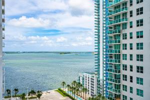 Stylish 2BR With Skyline Views, Free Parking, Sleeps 8