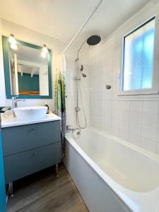 Maisons de vacances Maisonnette de charme Bord de mer Piscine : photos des chambres