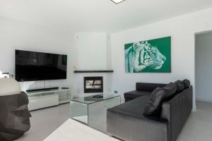 Luxe Minimalistic Large Villa Near Airport & Bossa Beach