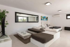 Luxe Minimalistic Large Villa Near Airport & Bossa Beach