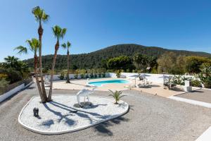 Luxe Minimalistic Large Villa Near Airport & Bossa Beach