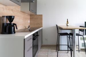 Studio équipé dans une résidence avec piscine à 10mn du centre ville