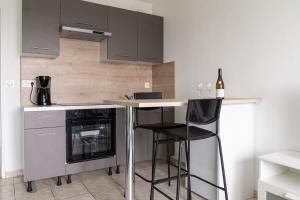 Studio équipé dans une résidence avec piscine à 10mn du centre ville