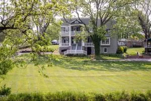 By the Side of the Road Inn & Cottages - Dryfork