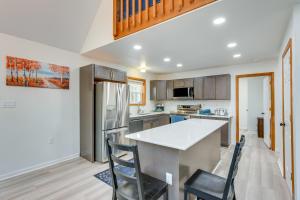 Lakefront Poconos Cabin with Deck and Game Room