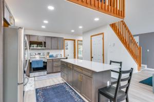 Lakefront Poconos Cabin with Deck and Game Room