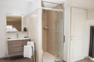 Hotels Les Voutes - Chambres d-Hotes a Lanas en Sud Ardeche - Pres de Vogue, Balazuc, Grotte Chauvet - Demi-Pension - Terrasse, Parking : photos des chambres