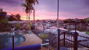 Canal living 3 bed with Pool - Redcliffe