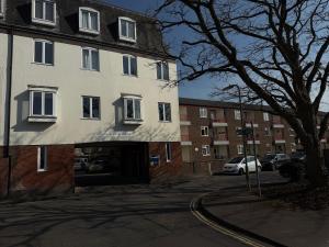 Fiona Place in Winchester city center- 3 Double Beds, 2 Single Beds, 2 Sofa Beds - FREE parking available upon request