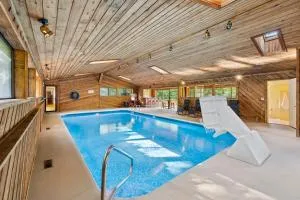 Large Group Stay w Indoor Pool Hot Tub Fire Pit - 米德尔敦