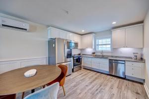 102 Queen ADA Suite, 1st Floor Low Tide