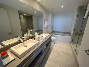 Beachfront Apt with Gym, Pool, and Rest in Miami