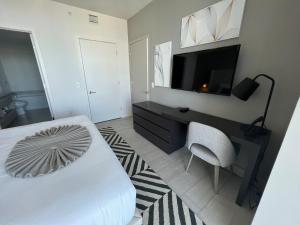 Beachfront Apt with Gym, Pool, and Rest in Miami