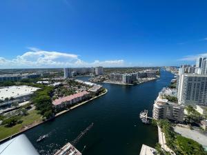 Beachfront Apt with Gym, Pool, and Rest in Miami
