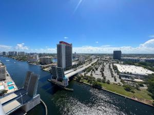 Beachfront Apt with Gym, Pool, and Rest in Miami