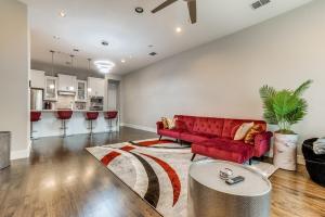 Skyline view of Downtown Dallas 3 story home!