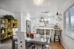 Cozy single story 2 bdrm family home near the BLVD - Lake Hughes