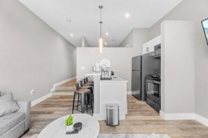 Modern 1 Bedroom Apartment with 2 TVs Fast WiFi and Free Parking