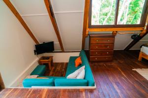 Cabaña Chechen, wooden chalet in tropical garden