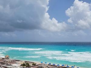 Ocean view condo with balcony hotel zone Cancun