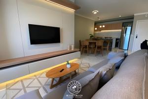 Apto com ar-condicionado | Piscina | 3 min do mar