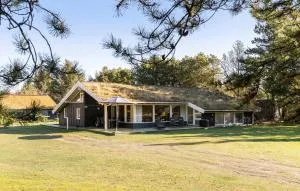 4 Bedroom Awesome Home In Saltum - Grønhøj