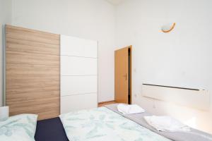 Apartments with parking space Zadar - 22871