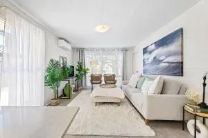 Sandy Shores Unit 5, 150m Flat walk to Beach - Long Beach