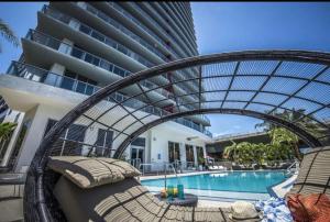 Studio with Service Beach and Pool Hallandale Beach