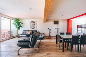 Lujoso y amplio Loft con alberca y amplia cama para alberca, Cuernavaca somos los únicos en ofrecerte 2 jacuzzis premium con agua caliente y sistema de hidromasaje tipo spa, agua de alberca a temperatura ambiente, terraza panorámica con asador de c