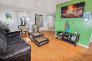 Family Home with Large Yard & Golf Theme Near Rail