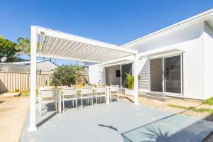 Robinson Retreat with Beach Bungalow, 3 Robinson St - air con, 2 kitchens, 6 bedrooms, 4 bathrooms