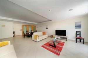 Newly Remodeled 2BD Brilliant Oura Strip 9min beach
