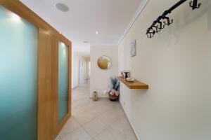 Newly Remodeled 2BD Brilliant Oura Strip 9min beach