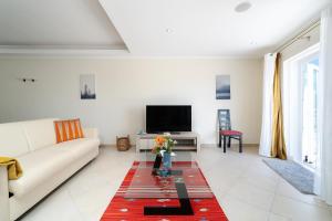 Newly Remodeled 2BD Brilliant Oura Strip 9min beach