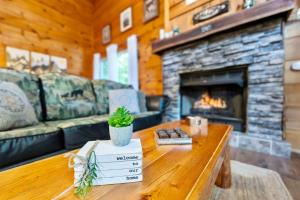 3mil to Dwnt Gtbg 3Beds 2 Bath HotTub Fireplace Arcade Fire Pit