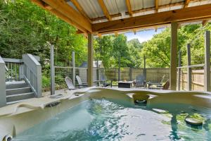 3mil to Dwnt Gtbg 3Beds 2 Bath HotTub Fireplace Arcade Fire Pit
