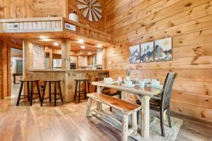 3mil to Dwnt Gtbg 3Beds 2 Bath HotTub Fireplace Arcade Fire Pit