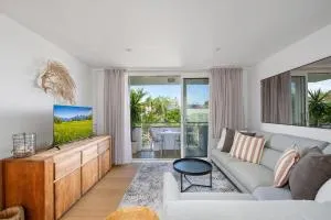 Bright 2-Bed Near Manly Beach with Pool Access - Curl Curl