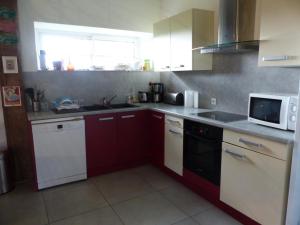 Maisons de vacances Gite spacieux avec jardin, terrasse, BBQ et cheminee - FR-1-489-4 : photos des chambres
