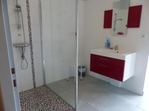 Maisons de vacances Gite spacieux avec jardin, terrasse, BBQ et cheminee - FR-1-489-4 : photos des chambres
