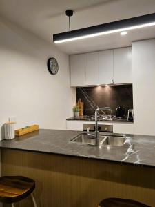 Sky-High 2BR in CBD Spectacular Views Level 23