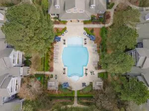 Chic and Comfy 2 BD, 2 Bath with Pool View, Pets Welcome - Lowes Grove