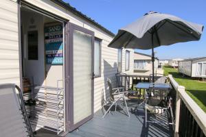Big2vacation 2 Exclusive at new beach caravan holiday free parking wifi gaming chair swimming pool decking fun activities games food facilities club house arcade walk to beach