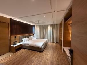 Signature Suite By The Lazy Host